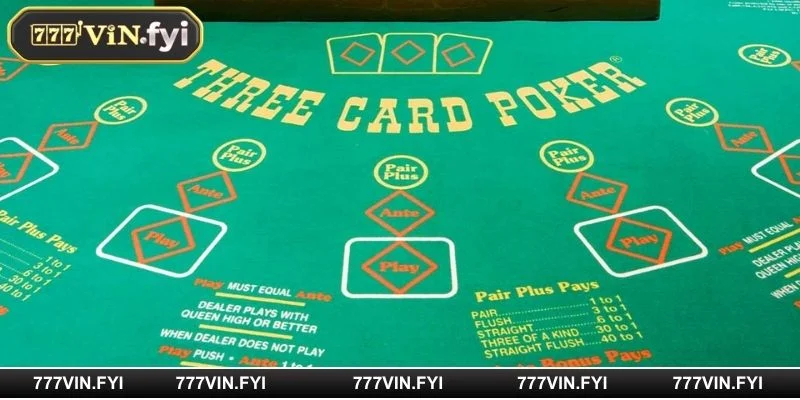 Dealer sẽ chia bài 3 lá cho mỗi thành viên trong bàn chơi